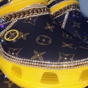 Yellow Sz 9 crocs LV